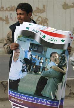 En irakisk gutt holder plakater som irakiske politimyndigheter distribuerer i Bagdad. (Foto: Scanpix / AFP / Tauseef Mustafa