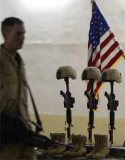 Minneseremoni for tre falne amerikanske soldater i Irak i går. (Foto: Scanpix / AFP / Ahmad Al-Rubaye)