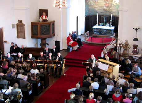 Det var en fullsatt Gjerpen kirke under gjenåpningen søndag. (Foto: NRK)