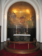 Den restaurerte altertavlen i Gjerpen kirke. (Foto: NRK)