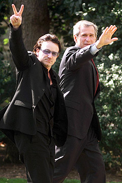 Bono bruker sine kontakter med politiske topper som George W. Bush for å bekjempe fattigdommen i verden. Foto: Ron Edmonds, AP Photo.