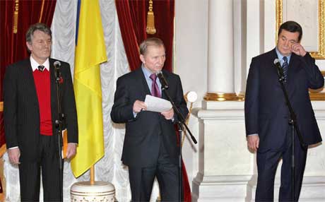  Opposisjonens kandidat Viktor Justsjenko, president Leonid Kutsjma og statsminister Viktor Janukovitsj (Foto:Reuters/Gleb Garanich)