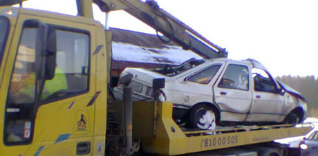 Den påkjørte bilen skal ha blitt dratt med toget et langt stykke bortover skinnegangen.(Foto:NRK)