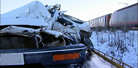 - Jeg bremset for jeg var 20 meter bak bilen, men det var speilblankt og jeg skled rett ut på skinna, forteller Nyland. Foto: NRK