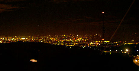 Lysene fra byen sett fra Tryvannstårnet om kvelden. Foto: NRK