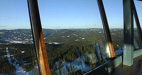 Utsikten fra Tryvannstårnet om dagen er fromidabel. Man kan se helt til svenkegrensen. Foto: NRK