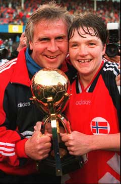 Even Pellerud sammen med Hege Riise med VM-pokalen etter gullet i 1995. (Foto: Scanpix) Even Pellerud sammen med Hege Riise med VM-pokalen etter gullet i 1995. (Foto: Scanpix)