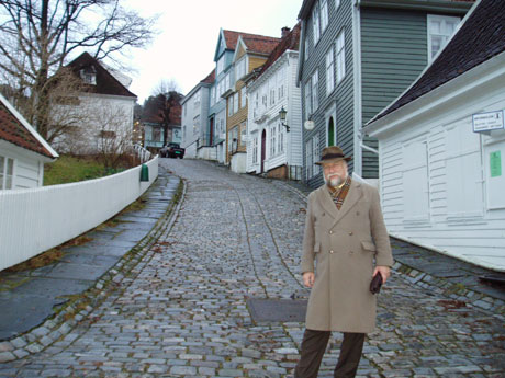 Museumsdirektr Tryggve Fett viser gjerne frem Gamle Bergen i desember. Foto: Kjell Jensen/NRK