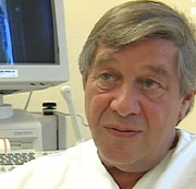 Klinikksjef ved Fertilitetsklinikken, Jarl Kahn, forteller at klinikken planlegger utvidelse. Foto: NRK 