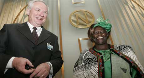 I FESTHUMØR: Fredsprisvinner Wangari Muta Maathai og Nobelinstituttets direktør Geir Lundestad går en travel dag i møte. (Foto: Scanpix)