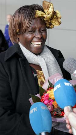 Wangari Maathai møtte pressen med et stort smil da hun landet på Gardermoen onsdag. (Foto: Scanpix)