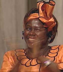 Wangari Maathai applauderer talen til Ole Danbolt Mjøs. (Foto: NRK) Wangari Maathai applauderer talen til Ole Danbolt Mjøs. (Foto: NRK)