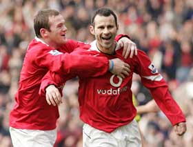 Wayne Rooney hjelper United-fansen med å holde Ryan Giggs fast i Manchester. (Foto: REUTERS / SCANPIX) Wayne Rooney hjelper United-fansen med å holde Ryan Giggs fast i Manchester. (Foto: REUTERS / SCANPIX)