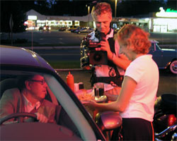 Henry prøver Drive-in food i USA. Foto: NRK. Henry prøver Drive-in food i USA. Foto: NRK.