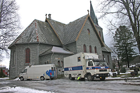 NRK reiser stadig land og strand rundt for å overføre gudstjenester. Her er NRK-bussene ved Orkdal kirke i Sør-Trøndelag. (Foto: Jon-Annar Fordal)