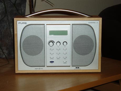 Har du en slik radio, eller en annen DAB-radio, kan du høre kampen direkte fra 17:45 til 20:00
