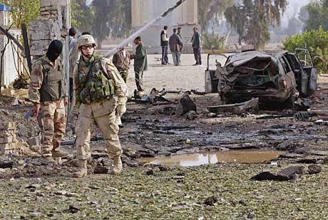 Amerikanske og irakiske soldater sikrer bombestedet etter eksplosjonen utenfor den grnne sonen i morges. Foto: Reuters.