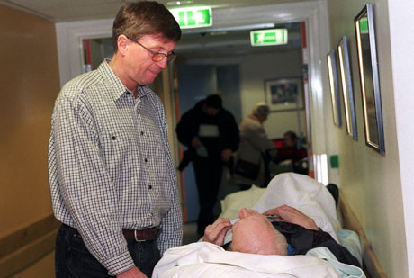 Legevaktsjef Jan Henrik Pederstad sammen med en pasient. Foto: Heiko Junge/ Scanpix Legevaktsjef Jan Henrik Pederstad sammen med en pasient. Foto: Heiko Junge/ Scanpix