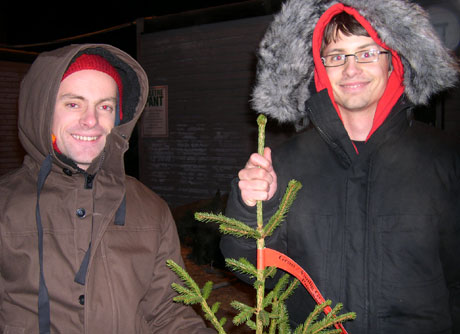 Anders og Magnus Drogset har funnet årets juletre. Foto: Ingvild Edvardsen Anders og Magnus Drogset har funnet årets juletre. Foto: Ingvild Edvardsen