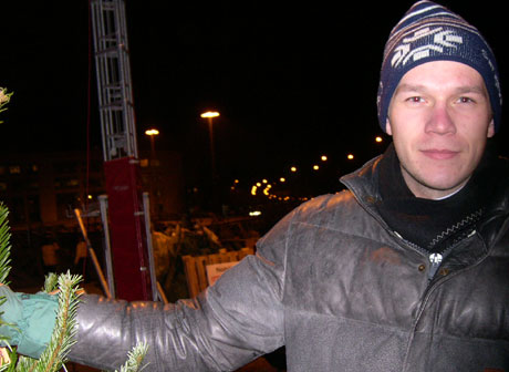 Martin Blegen selger juletrær. Foto: Ingvild Edvardsen/ NRK Martin Blegen selger juletrær. Foto: Ingvild Edvardsen/ NRK