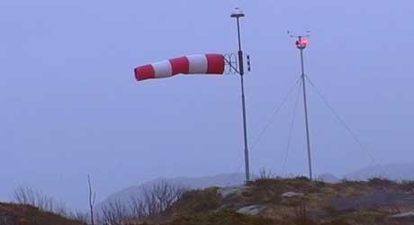 Sterk vind ved Florø lufthamn i dag. Foto Svein Ove Hansli.