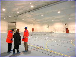 Arbeiderne i Nyhamna får mange velferdstilbud som denne sportshallen. Foto: Gunnar Sandvik.