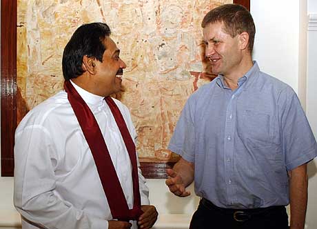 Statsminister Mahinda Rajapakse og Erik Solheim møttes i dag. Foto: AFP/ Scanpix.