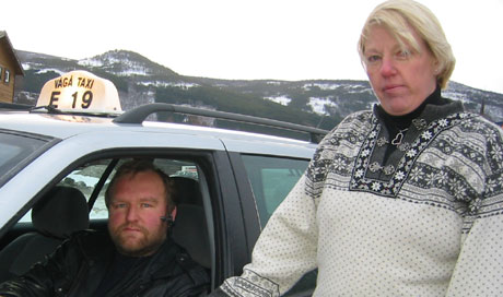 Drosjesjåførene Per Joar Aabakken og Line Bjørnstad er engstelige når de frakter pasienter til sykehus. (Foto:Synnøve Vang)