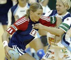 Gro Hammerseng i kamp med Slovenias Spela Cerar. (Foto: AFP/Scanpix) Gro Hammerseng i kamp med Slovenias Spela Cerar. (Foto: AFP/Scanpix)