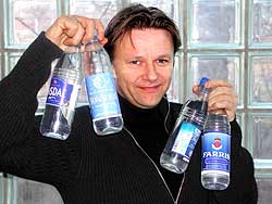Snorre avslørte i 2002 at Bon Aqua var laget av vann fra Glomma. Nå gleder han seg til igjen å jobbe for forbrukerne. (Foto: NRK)