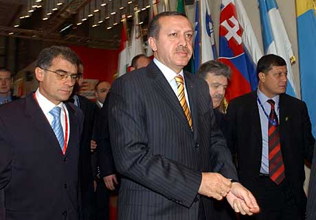 Forhandligene mellom EU og Tyrkia fortsetter i dag. Tyrkias statsminister Tayyip Erdogan fotografert på vei til forhandlingene. Foto: AP/ Scanpix.