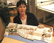 Sivilarkitekt Anne Cathrine Aga med modellen av Porsgrunn sentrum