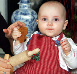 ALLER FØRSTE GANG: Lille prinsesse Ingrid Alexandra baker pepperkaker. (Foto: Knut Falch/Scanpix Pool)