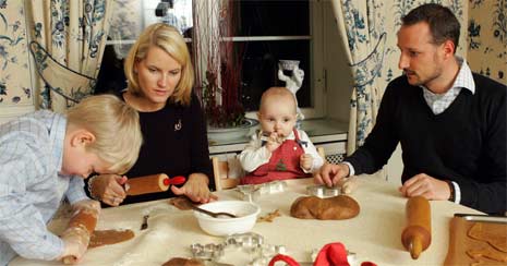 ENDELIG JUL: Familieidyll for den nybakte kronprinsfamilien. (Foto: Scanpix)