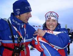 Landslagssjef Odd Lirhus og en meget fornøyd Liv Grete Poiree studerte skyteseriene etter lørdagens verdenscupjaktstart i skiskyting for kvinner i Östersund. (Foto: Kaj T. Pedersen / SCANPIX)