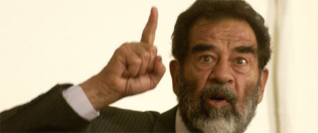 Bildet viser Saddam Hussein fra en rettssal i Camp Victory i juli 2004. Foto: Scanpix