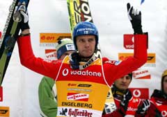 Janne Ahonen er sesongens suverene hopper. (Foto: AP/Scanpix) 