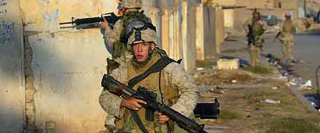 Amerikanske soldater under kamper  i Ramadi mandag.  Foto: Brennan Linsley, AP