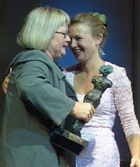 Catrine Telle mottar Hedda-prisen. (Foto: NRK)