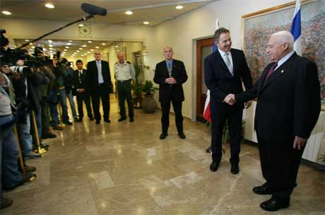 Tony Blair drøfter fred i Midtøsten med sin israelske kollega Ariel Sharon i dag. (Foto: AFP/Scanpix)