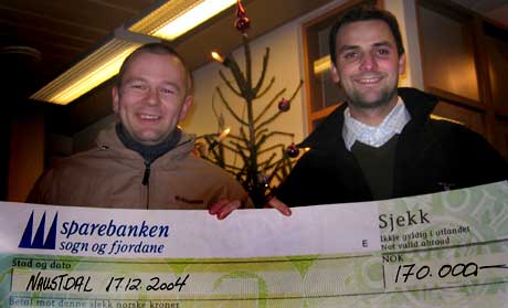 Tomas Marcinkowski og Reidar Kirketeig kan gle seg stort over pengegåva. <br>Foto Vegar Erstad NRK.