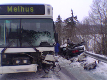 Bussen har trolig mistet kontrollen og truffet personbilen MMS-foto: NRK/Jøte Toftaker