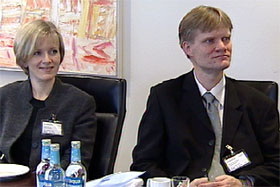 Maggi Hatløy og Lars Helge Myrseth tok imot gaven fra banken på vegne av Kirkens Bymisjon. Foto: Zbigniew Czaplicki. Maggi Hatløy og Lars Helge Myrseth tok imot gaven fra banken på vegne av Kirkens Bymisjon. Foto: Zbigniew Czaplicki.