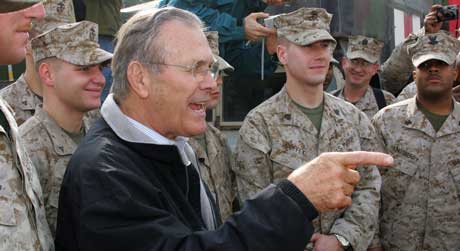 USAs forsvarsminister Donald Rumsfeld i samtale med amerikanske soldater i en leir ved Falluja. (Foto: Shamil Zhumatov / Reuters / Scanpix)