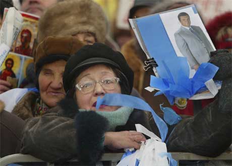 Trofaste Janukovitsj-tilhengere markerte sitt syn i Ukrainas hovedstad Kiev i dag. (Foto: AP/Scanpix)