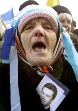 Også i Donetsk-regionen var det demonstrasjoner i dag. Her roper en kvinne slagord til støtte for Janukovitsj i Gorlovka. (Foto: Reuters/Scanpix)