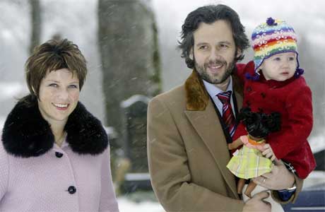 Märtha Louise og Ari Behn saman med Maud Angelica fotografert 1. juledag i fjor. (Scanpix-foto)