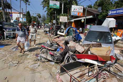 Ødeleggelsene i Phuket i Thailand var enorme. Flodbølgen tok også norske liv i Thailand. Foto: SCANPIX/REUTERS/Luis Enrique Ascui.