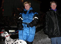 Monica og Margareta Thoresen gikk kveldstur for å se på julehuset. Foto: Øyvind Nyborg / NRK Monica og Margareta Thoresen gikk kveldstur for å se på julehuset. Foto: Øyvind Nyborg / NRK