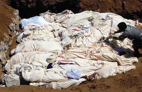Omkomne fra flodbølgen legges i en massegrav i den indiske Tamil Nadu-provinsen. (Foto: AP/Scanpix)